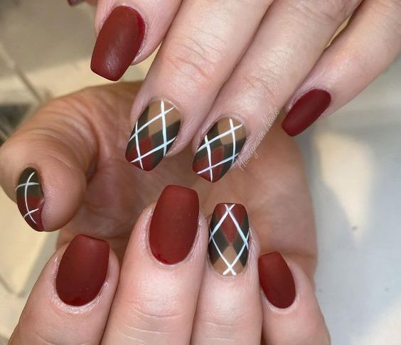 Plaid Nails: The Cozy Manicure Nail Trend